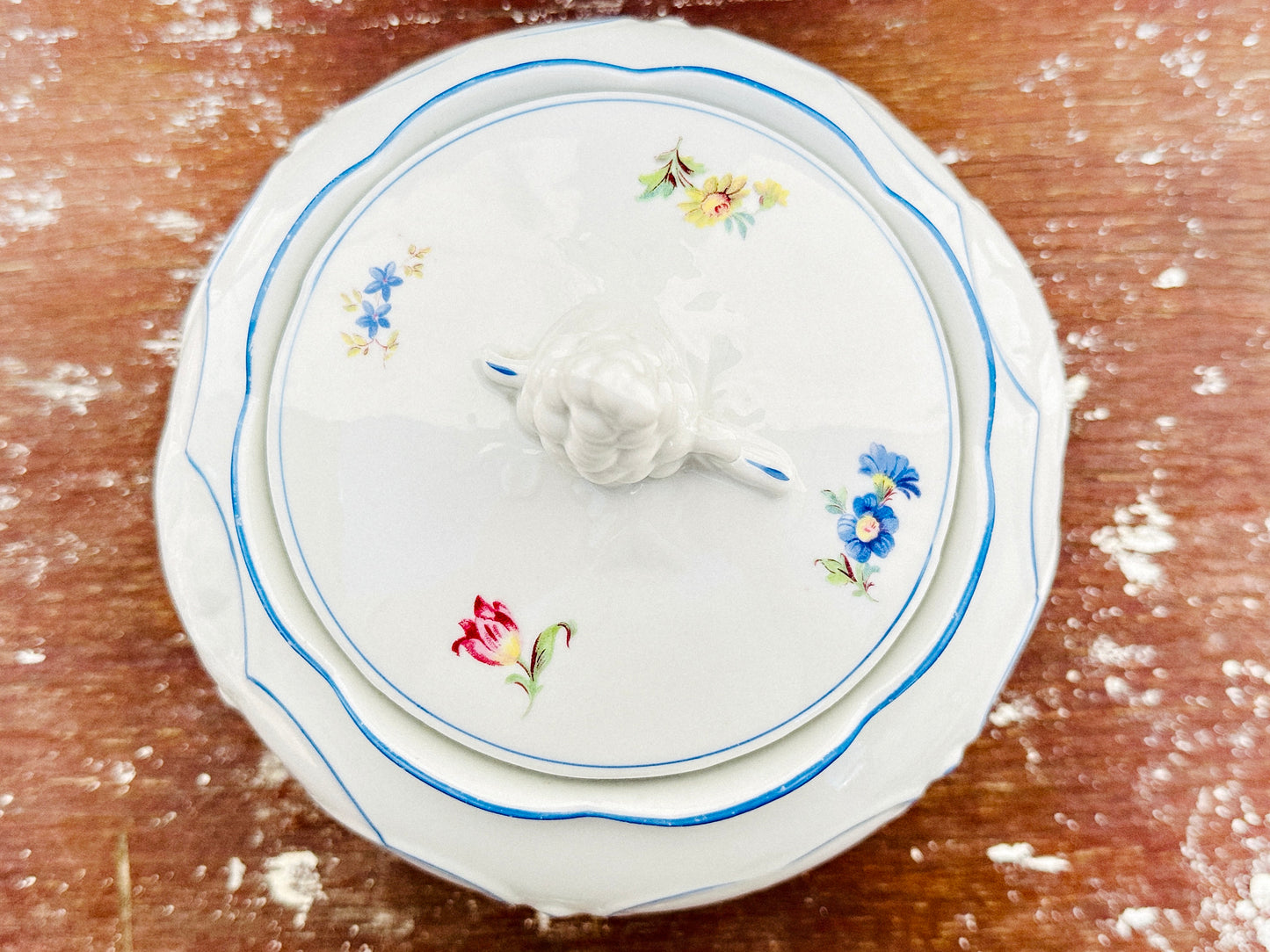 Rare Antique Schlottenhof Royal Bavaria Crown Lion Porcelain Tureen with Grape Knob (Bavaria, 1890s)