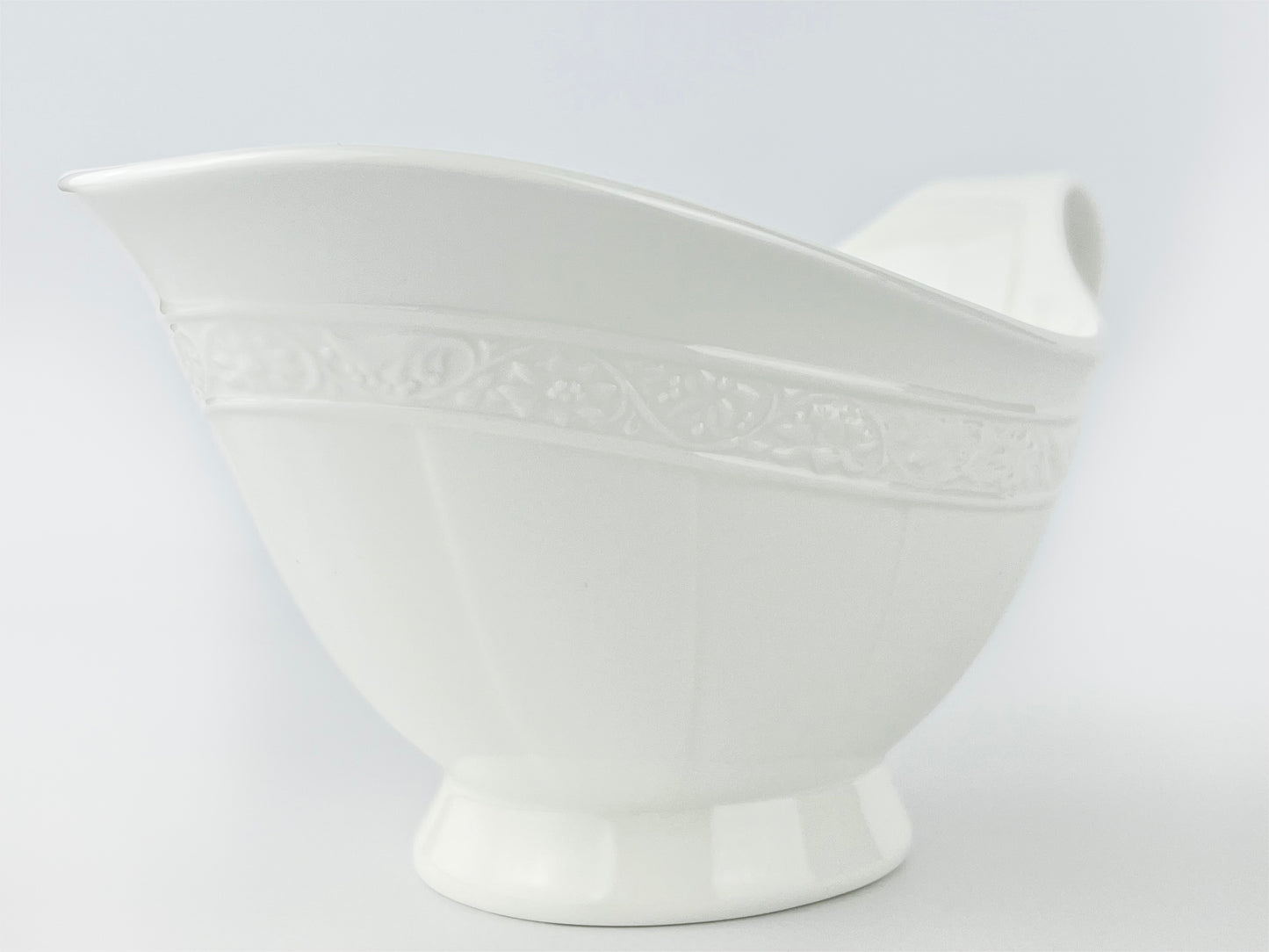 Villeroy & Boch Cameo Weiss Collection gravy boat (1990s)