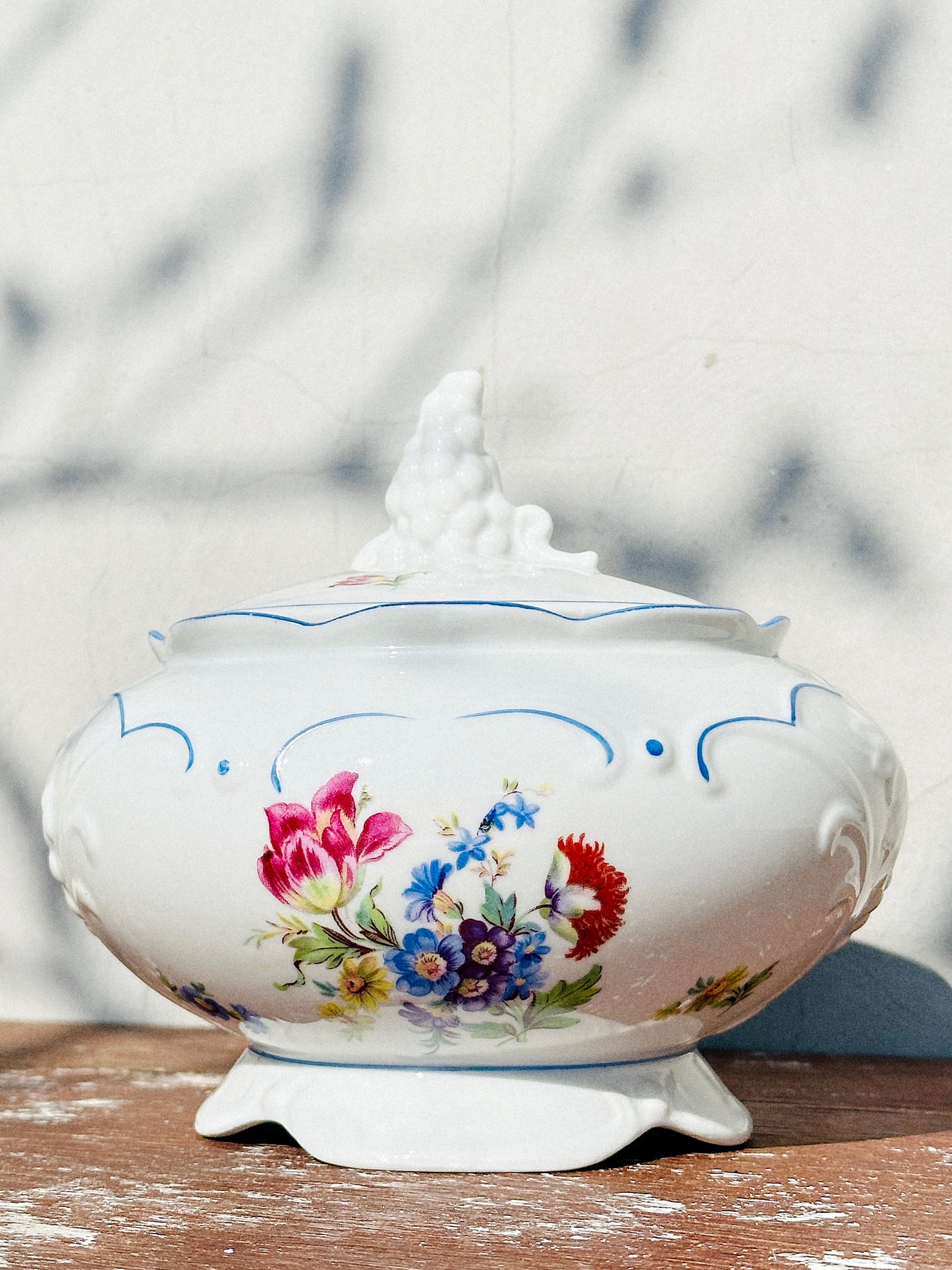 Rare Antique Schlottenhof Royal Bavaria Crown Lion Porcelain Tureen with Grape Knob (Bavaria, 1890s)