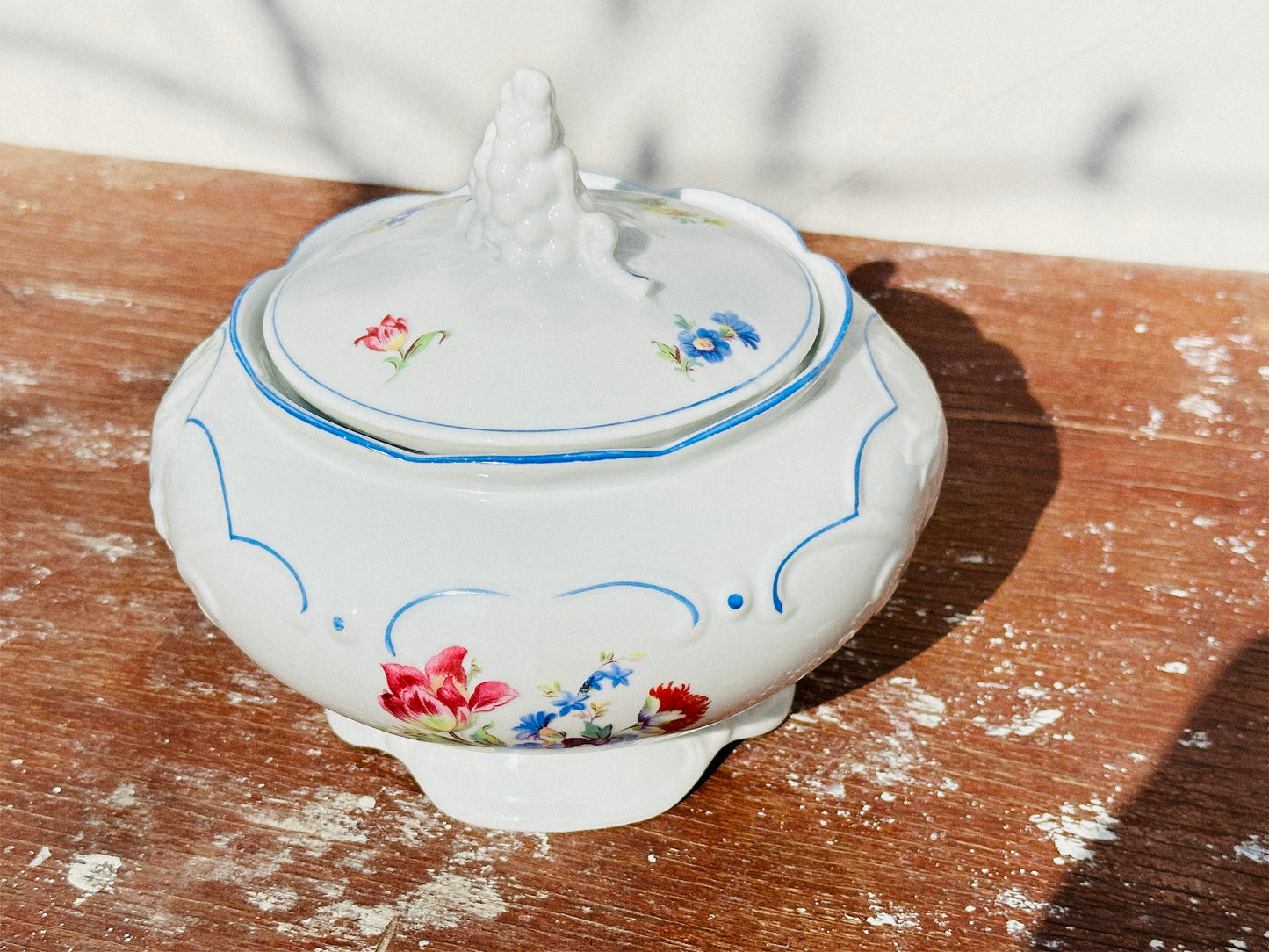 Rare Antique Schlottenhof Royal Bavaria Crown Lion Porcelain Tureen with Grape Knob (Bavaria, 1890s)